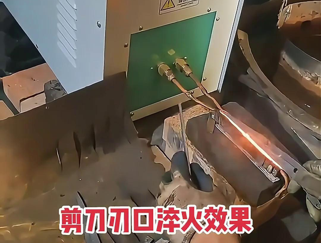 剪刀刃口采用高頻機(jī)進(jìn)行淬火熱處理，提升其鋒利度、硬度和耐磨性