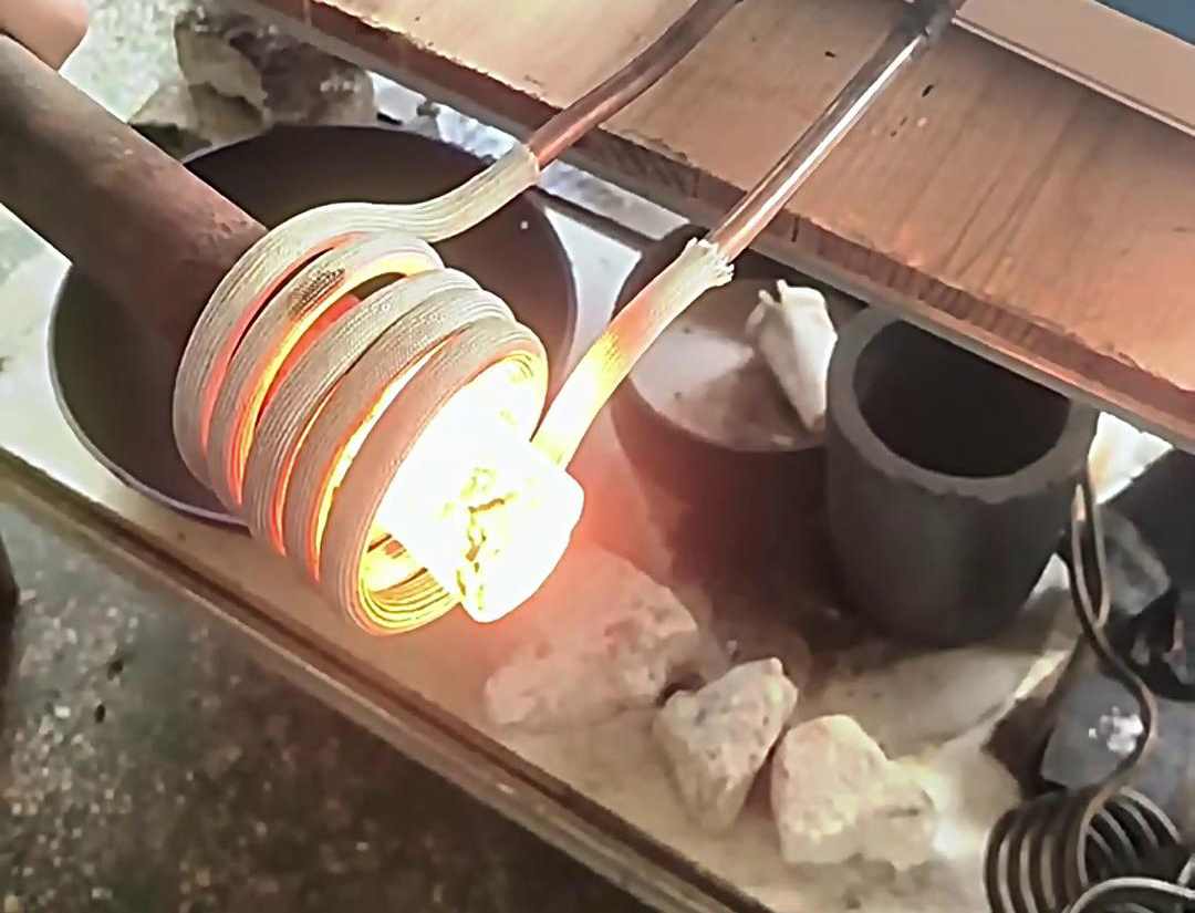 高頻機(jī)棒料加熱適用于需要快速加熱至特定溫度的應(yīng)用場(chǎng)景，如熱處理、熱鍛、焊接等工藝。