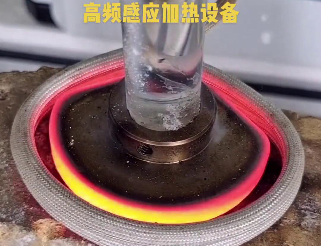 高頻焊機(jī)焊接因其高效、高質(zhì)量、環(huán)保、操作簡便和適應(yīng)性強(qiáng)等優(yōu)點(diǎn)，被廣泛應(yīng)用于各個行業(yè)
