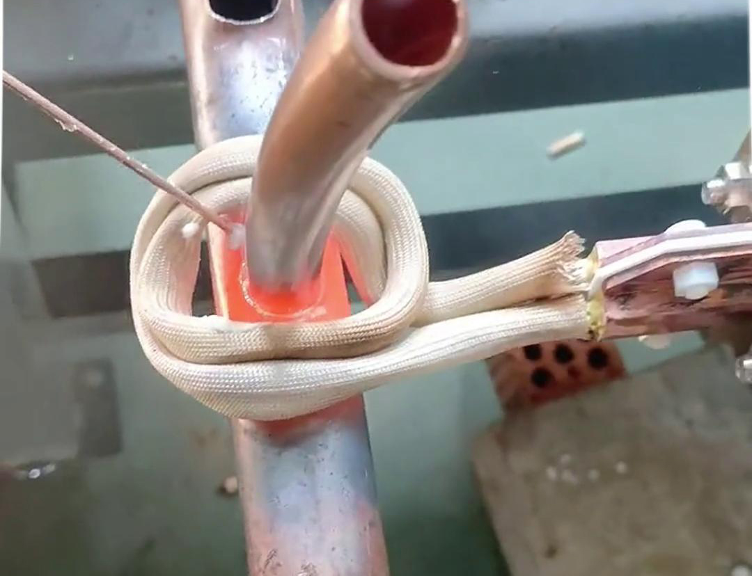 這款手持式高頻焊機就不一樣了，它焊接銅管操作簡單，新手幾分鐘就能學(xué)會